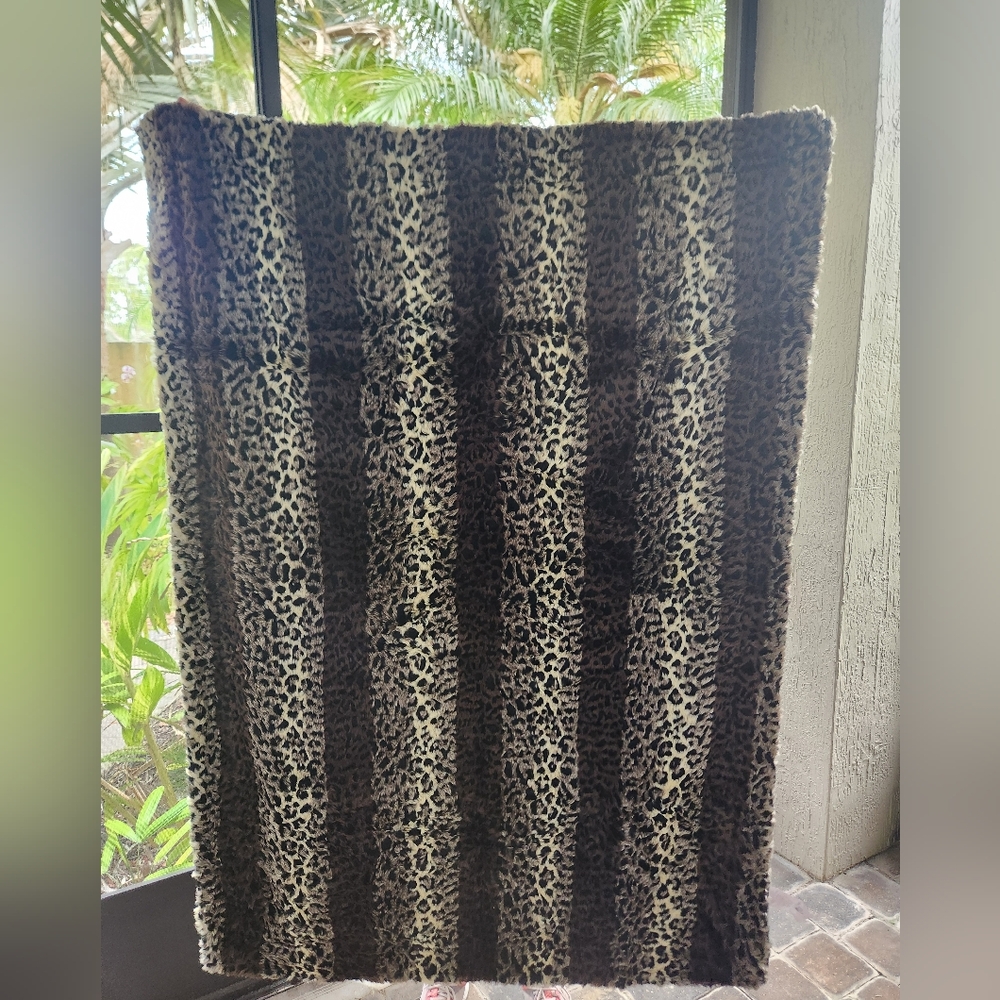 NWOT Faux Fur Leopard Print Blanket - Picture 5 of 5
